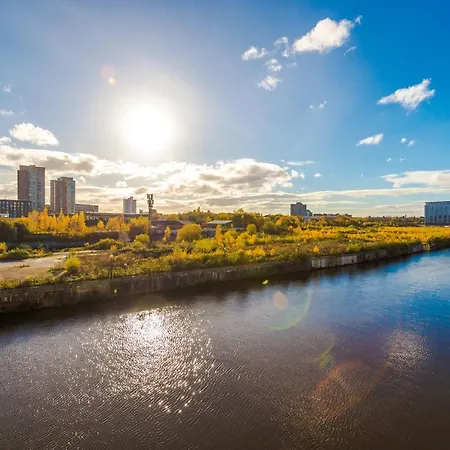 Hilltop Serviced Apartments - Salford Quays Manchester Extérieur photo